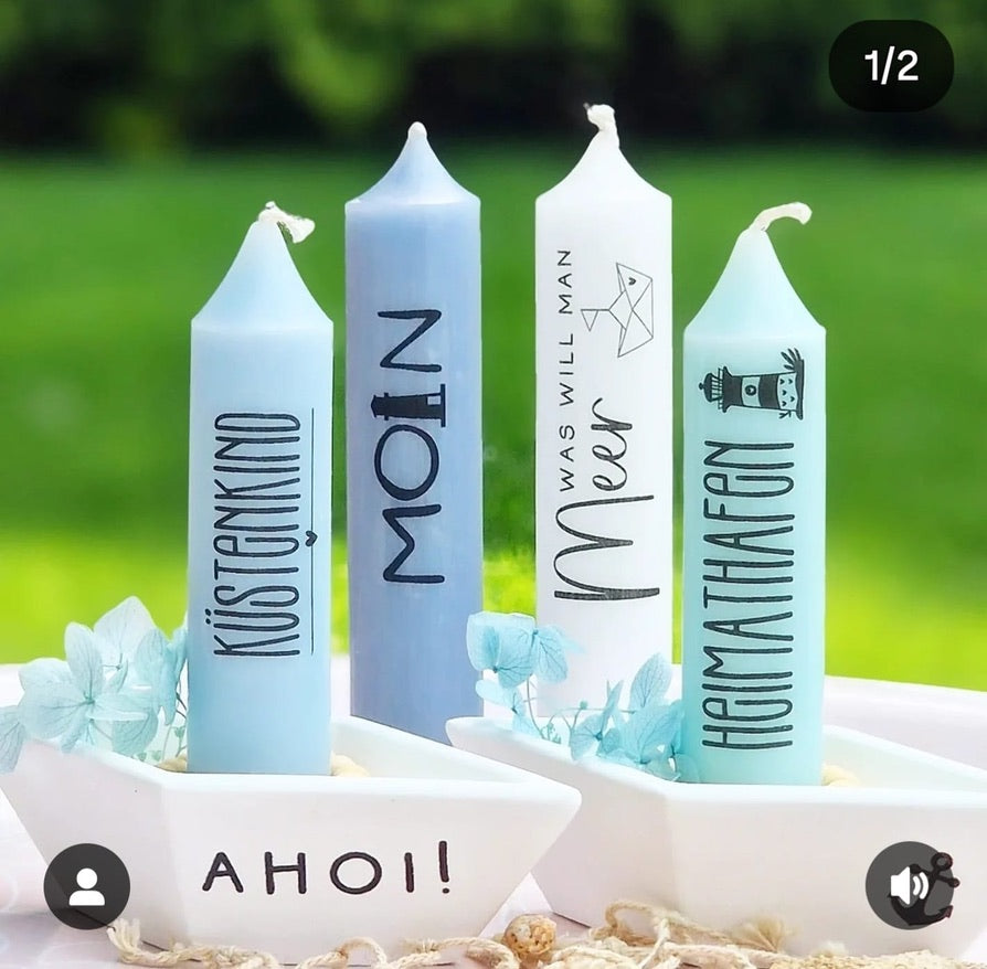 Kerzenfolie Heimathafen kurze Kerzen Warum du unsere Kerzenfolie lieben wirst: ✔ Edle Premium-Folie mit hochwertiger Optik ✔ Speziell für Kerzen entwickelt ✔ Aktivierung des Klebers ganz einfach mit Wasser ✔ Wischfest und langlebig bei sorgfältiger Verarbeitung ✔ Besonders elastisch – passt sich Kerzenoberfläche optimal an ✔ Gewerblich nutzbar – keine zusätzliche Lizenz nötig