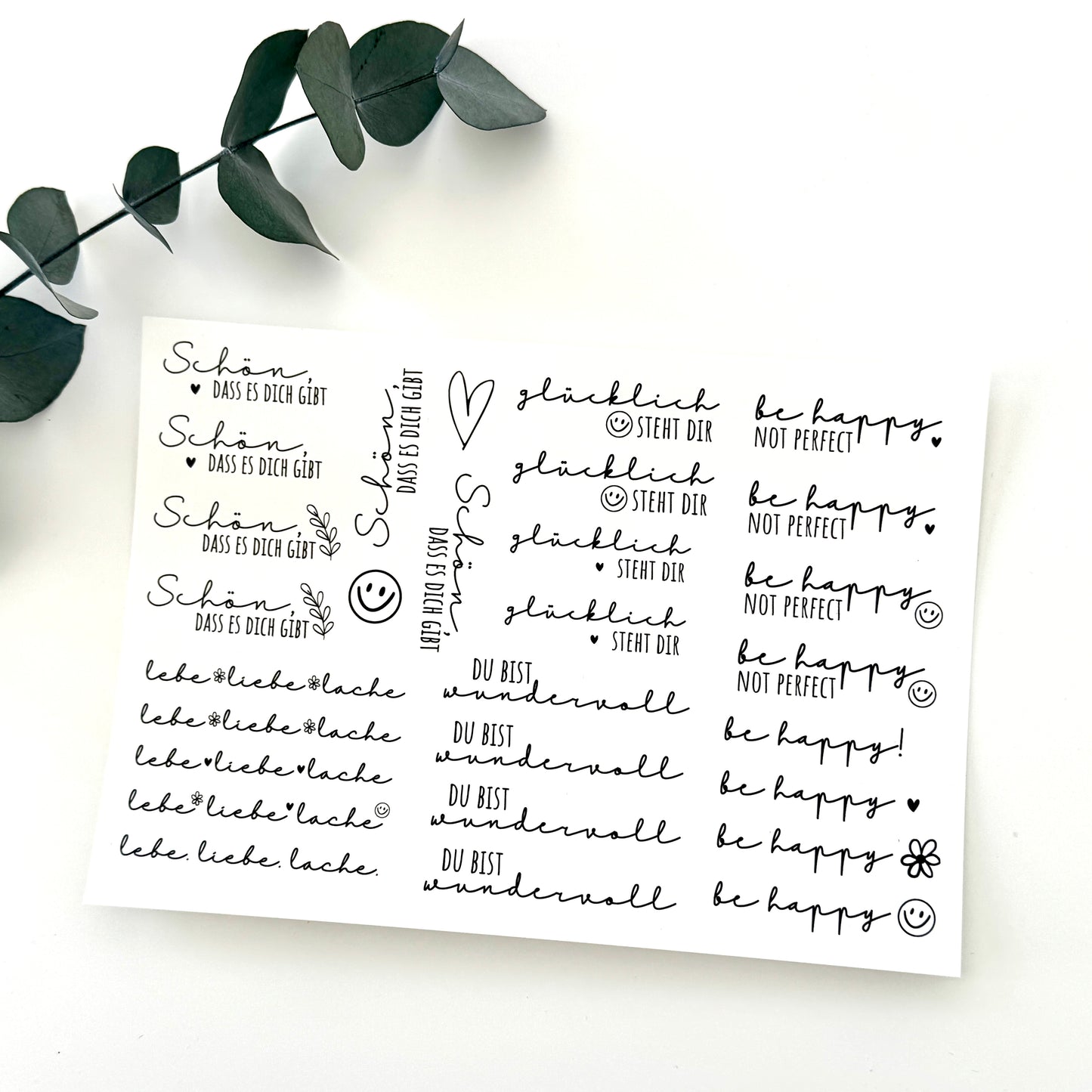 Kerzenfolie Sei glücklich kurze Kerzen Warum du unsere Kerzenfolie lieben wirst: ✔ Edle Premium-Folie mit hochwertiger Optik ✔ Speziell für Kerzen entwickelt ✔ Aktivierung des Klebers ganz einfach mit Wasser ✔ Wischfest und langlebig bei sorgfältiger Verarbeitung ✔ Besonders elastisch – passt sich Kerzenoberfläche optimal an ✔ Gewerblich nutzbar – keine zusätzliche Lizenz nötig