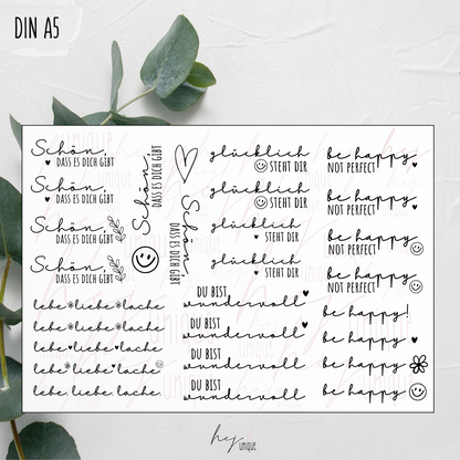 Kerzenfolie Sei glücklich kurze Kerzen Warum du unsere Kerzenfolie lieben wirst:  ✔ Edle Premium-Folie mit hochwertiger Optik  ✔ Speziell für Kerzen entwickelt   ✔ Aktivierung des Klebers ganz einfach mit Wasser   ✔ Wischfest und langlebig bei sorgfältiger Verarbeitung  ✔ Besonders elastisch – passt sich Kerzenoberfläche optimal an  ✔ Gewerblich nutzbar – keine zusätzliche Lizenz nötig