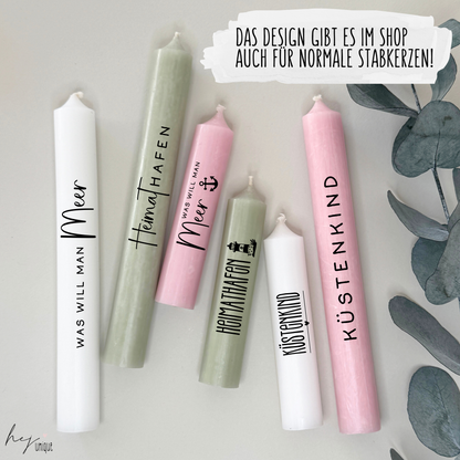 Kerzenfolie Heimathafen kurze Kerzen Warum du unsere Kerzenfolie lieben wirst:  ✔ Edle Premium-Folie mit hochwertiger Optik  ✔ Speziell für Kerzen entwickelt   ✔ Aktivierung des Klebers ganz einfach mit Wasser   ✔ Wischfest und langlebig bei sorgfältiger Verarbeitung  ✔ Besonders elastisch – passt sich Kerzenoberfläche optimal an  ✔ Gewerblich nutzbar – keine zusätzliche Lizenz nötig
