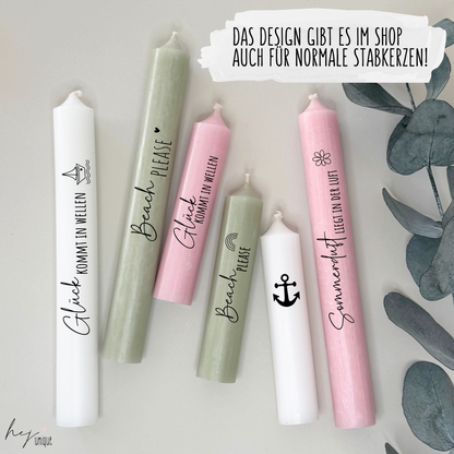 Kerzenfolie Maritim kurze Kerzen Warum du unsere Kerzenfolie lieben wirst:  ✔ Edle Premium-Folie mit hochwertiger Optik  ✔ Speziell für Kerzen entwickelt   ✔ Aktivierung des Klebers ganz einfach mit Wasser   ✔ Wischfest und langlebig bei sorgfältiger Verarbeitung  ✔ Besonders elastisch – passt sich Kerzenoberfläche optimal an  ✔ Gewerblich nutzbar – keine zusätzliche Lizenz nötig