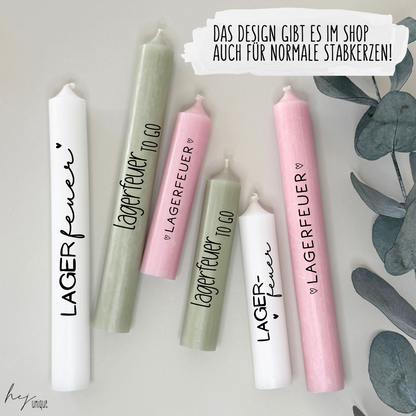 Kerzenfolie Lagerfeuer kurze Kerzen Warum du unsere Kerzenfolie lieben wirst:  ✔ Edle Premium-Folie mit hochwertiger Optik  ✔ Speziell für Kerzen entwickelt   ✔ Aktivierung des Klebers ganz einfach mit Wasser   ✔ Wischfest und langlebig bei sorgfältiger Verarbeitung  ✔ Besonders elastisch – passt sich Kerzenoberfläche optimal an  ✔ Gewerblich nutzbar – keine zusätzliche Lizenz nötig