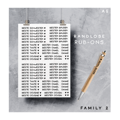 Rub On Aufkleber Kugelschreiber Family Friends& Others Mini zb Warum du unsere Rub-Ons lieben wirst:  ✔ Randloser Premium-Look   ✔ Besondere Haptik   ✔ Präzise Platzierung dank transparenter Trägerfolie  ✔ Wasser- und kratzfest // Hitze- und UV-beständig   ✔ Starke Haftung auf Glas, Keramik, Holz, Raysin u.v.m.  ✔ Langlebig und hochwertig verarbeitet  ✔ Auch gewerblich nutzbar – keine zusätzliche Lizenz nötig
