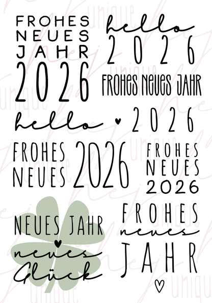 Rub On Aufkleber Frohes Neues XL A5 Warum du unsere Rub-Ons lieben wirst:  ✔ Randloser Premium-Look   ✔ Besondere Haptik   ✔ Präzise Platzierung dank transparenter Trägerfolie  ✔ Wasser- und kratzfest // Hitze- und UV-beständig   ✔ Starke Haftung auf Glas, Keramik, Holz, Raysin u.v.m.  ✔ Langlebig und hochwertig verarbeitet  ✔ Auch gewerblich nutzbar – keine zusätzliche Lizenz nötig