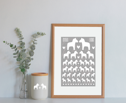 Rub On Aufkleber Dala-Pferde weiss A6 Warum du unsere Rub-Ons lieben wirst:  ✔ Randloser Premium-Look   ✔ Besondere Haptik   ✔ Präzise Platzierung dank transparenter Trägerfolie  ✔ Wasser- und kratzfest // Hitze- und UV-beständig   ✔ Starke Haftung auf Glas, Keramik, Holz, Raysin u.v.m.  ✔ Langlebig und hochwertig verarbeitet  ✔ Auch gewerblich nutzbar – keine zusätzliche Lizenz nötig