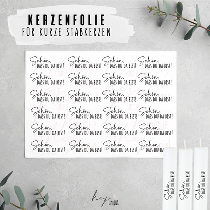 Kerzenfolie Schön dass du da bist Warum du unsere Kerzenfolie lieben wirst:  ✔ Edle Premium-Folie mit hochwertiger Optik  ✔ Speziell für Kerzen entwickelt   ✔ Aktivierung des Klebers ganz einfach mit Wasser   ✔ Wischfest und langlebig bei sorgfältiger Verarbeitung  ✔ Besonders elastisch – passt sich Kerzenoberfläche optimal an  ✔ Gewerblich nutzbar – keine zusätzliche Lizenz nötig