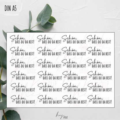 Kerzenfolie Schön dass du da bist Warum du unsere Kerzenfolie lieben wirst:  ✔ Edle Premium-Folie mit hochwertiger Optik  ✔ Speziell für Kerzen entwickelt   ✔ Aktivierung des Klebers ganz einfach mit Wasser   ✔ Wischfest und langlebig bei sorgfältiger Verarbeitung  ✔ Besonders elastisch – passt sich Kerzenoberfläche optimal an  ✔ Gewerblich nutzbar – keine zusätzliche Lizenz nötig