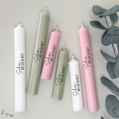 Kerzenfolie Schön dass du da bist Warum du unsere Kerzenfolie lieben wirst:  ✔ Edle Premium-Folie mit hochwertiger Optik  ✔ Speziell für Kerzen entwickelt   ✔ Aktivierung des Klebers ganz einfach mit Wasser   ✔ Wischfest und langlebig bei sorgfältiger Verarbeitung  ✔ Besonders elastisch – passt sich Kerzenoberfläche optimal an  ✔ Gewerblich nutzbar – keine zusätzliche Lizenz nötig