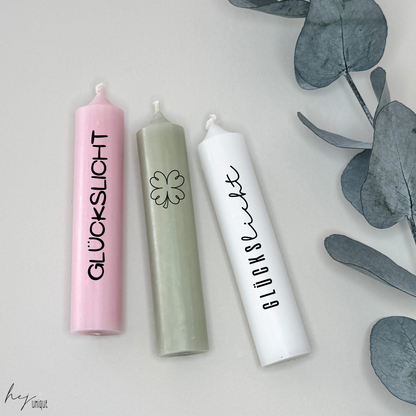 Kerzenfolie Glückslicht kurze Kerzen Warum du unsere Kerzenfolie lieben wirst:  ✔ Edle Premium-Folie mit hochwertiger Optik  ✔ Speziell für Kerzen entwickelt   ✔ Aktivierung des Klebers ganz einfach mit Wasser   ✔ Wischfest und langlebig bei sorgfältiger Verarbeitung  ✔ Besonders elastisch – passt sich Kerzenoberfläche optimal an  ✔ Gewerblich nutzbar – keine zusätzliche Lizenz nötig