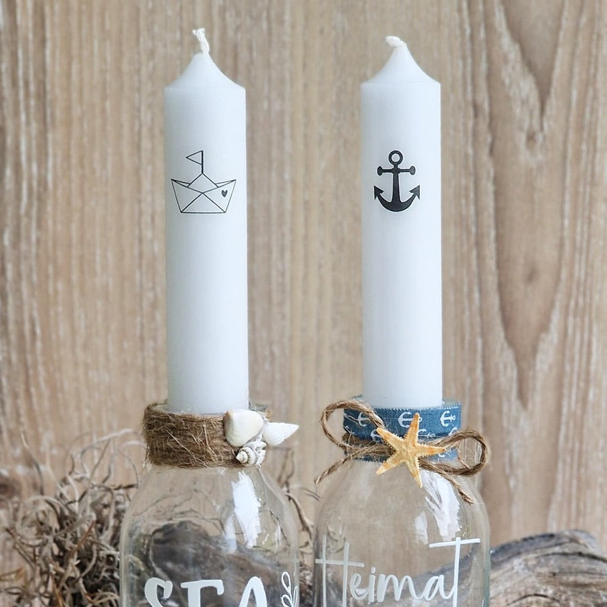 Kerzenfolie Heimathafen kurze Kerzen Warum du unsere Kerzenfolie lieben wirst:  ✔ Edle Premium-Folie mit hochwertiger Optik  ✔ Speziell für Kerzen entwickelt   ✔ Aktivierung des Klebers ganz einfach mit Wasser   ✔ Wischfest und langlebig bei sorgfältiger Verarbeitung  ✔ Besonders elastisch – passt sich Kerzenoberfläche optimal an  ✔ Gewerblich nutzbar – keine zusätzliche Lizenz nötig