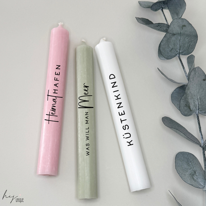 Kerzenfolie Heimathafen tumpenkerzen und Stabkerzen Folie Warum du unsere Kerzenfolie lieben wirst:  ✔ Edle Premium-Folie mit hochwertiger Optik  ✔ Speziell für Kerzen entwickelt   ✔ Aktivierung des Klebers ganz einfach mit Wasser   ✔ Wischfest und langlebig bei sorgfältiger Verarbeitung  ✔ Besonders elastisch – passt sich Kerzenoberfläche optimal an  ✔ Gewerblich nutzbar – keine zusätzliche Lizenz nötig