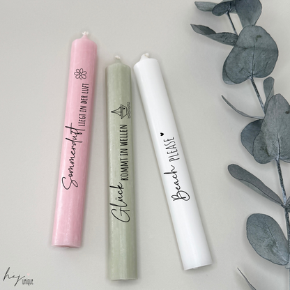 Kerzenfolie Maritim DIY Stumpen und Stabkerzen Warum du unsere Kerzenfolie lieben wirst:  ✔ Edle Premium-Folie mit hochwertiger Optik  ✔ Speziell für Kerzen entwickelt   ✔ Aktivierung des Klebers ganz einfach mit Wasser   ✔ Wischfest und langlebig bei sorgfältiger Verarbeitung  ✔ Besonders elastisch – passt sich Kerzenoberfläche optimal an  ✔ Gewerblich nutzbar – keine zusätzliche Lizenz nötig