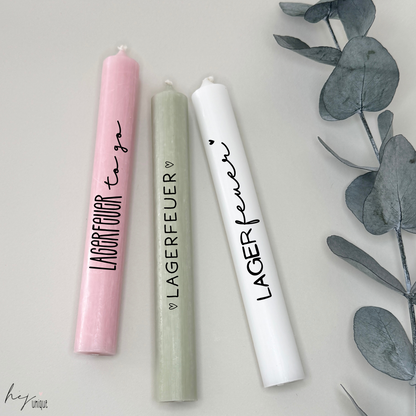 Kerzenfolie Lagerfeuer DIY Deko Warum du unsere Kerzenfolie lieben wirst:  ✔ Edle Premium-Folie mit hochwertiger Optik  ✔ Speziell für Kerzen entwickelt   ✔ Aktivierung des Klebers ganz einfach mit Wasser   ✔ Wischfest und langlebig bei sorgfältiger Verarbeitung  ✔ Besonders elastisch – passt sich Kerzenoberfläche optimal an  ✔ Gewerblich nutzbar – keine zusätzliche Lizenz nötig