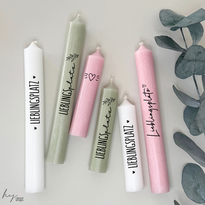 Kerzenfolie Lieblingsplatz Premium-Folie Warum du unsere Kerzenfolie lieben wirst:  ✔ Edle Premium-Folie mit hochwertiger Optik  ✔ Speziell für Kerzen entwickelt   ✔ Aktivierung des Klebers ganz einfach mit Wasser   ✔ Wischfest und langlebig bei sorgfältiger Verarbeitung  ✔ Besonders elastisch – passt sich Kerzenoberfläche optimal an  ✔ Gewerblich nutzbar – keine zusätzliche Lizenz nötig