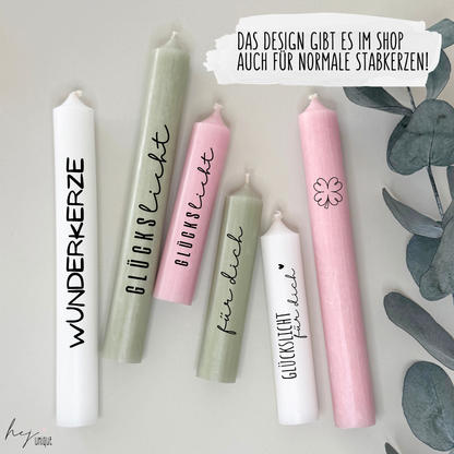 Kerzenfolie Glückslicht kurze Kerzen Warum du unsere Kerzenfolie lieben wirst:  ✔ Edle Premium-Folie mit hochwertiger Optik  ✔ Speziell für Kerzen entwickelt   ✔ Aktivierung des Klebers ganz einfach mit Wasser   ✔ Wischfest und langlebig bei sorgfältiger Verarbeitung  ✔ Besonders elastisch – passt sich Kerzenoberfläche optimal an  ✔ Gewerblich nutzbar – keine zusätzliche Lizenz nötig