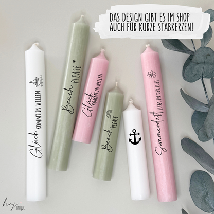 Kerzenfolie Maritim DIY Stumpen und Stabkerzen Warum du unsere Kerzenfolie lieben wirst:  ✔ Edle Premium-Folie mit hochwertiger Optik  ✔ Speziell für Kerzen entwickelt   ✔ Aktivierung des Klebers ganz einfach mit Wasser   ✔ Wischfest und langlebig bei sorgfältiger Verarbeitung  ✔ Besonders elastisch – passt sich Kerzenoberfläche optimal an  ✔ Gewerblich nutzbar – keine zusätzliche Lizenz nötig