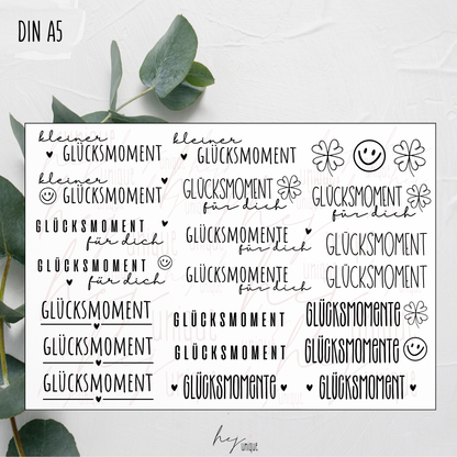 Kerzenfolie Glücksmoment kurze Kerzen Warum du unsere Kerzenfolie lieben wirst:  ✔ Edle Premium-Folie mit hochwertiger Optik  ✔ Speziell für Kerzen entwickelt   ✔ Aktivierung des Klebers ganz einfach mit Wasser   ✔ Wischfest und langlebig bei sorgfältiger Verarbeitung  ✔ Besonders elastisch – passt sich Kerzenoberfläche optimal an  ✔ Gewerblich nutzbar – keine zusätzliche Lizenz nötig