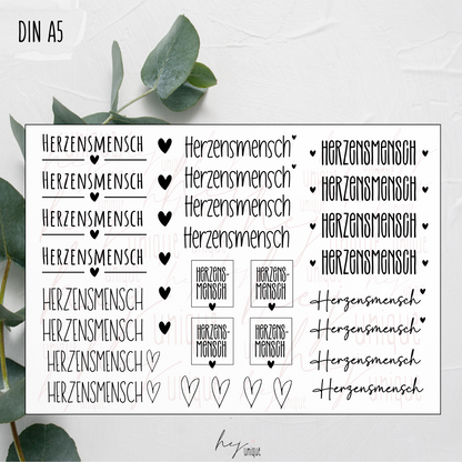 Kerzenfolie Herzensmensch kurze Kerzen Warum du unsere Kerzenfolie lieben wirst:  ✔ Edle Premium-Folie mit hochwertiger Optik  ✔ Speziell für Kerzen entwickelt   ✔ Aktivierung des Klebers ganz einfach mit Wasser   ✔ Wischfest und langlebig bei sorgfältiger Verarbeitung  ✔ Besonders elastisch – passt sich Kerzenoberfläche optimal an  ✔ Gewerblich nutzbar – keine zusätzliche Lizenz nötig