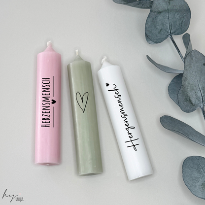 Kerzenfolie Herzensmensch kurze Kerzen Warum du unsere Kerzenfolie lieben wirst:  ✔ Edle Premium-Folie mit hochwertiger Optik  ✔ Speziell für Kerzen entwickelt   ✔ Aktivierung des Klebers ganz einfach mit Wasser   ✔ Wischfest und langlebig bei sorgfältiger Verarbeitung  ✔ Besonders elastisch – passt sich Kerzenoberfläche optimal an  ✔ Gewerblich nutzbar – keine zusätzliche Lizenz nötig