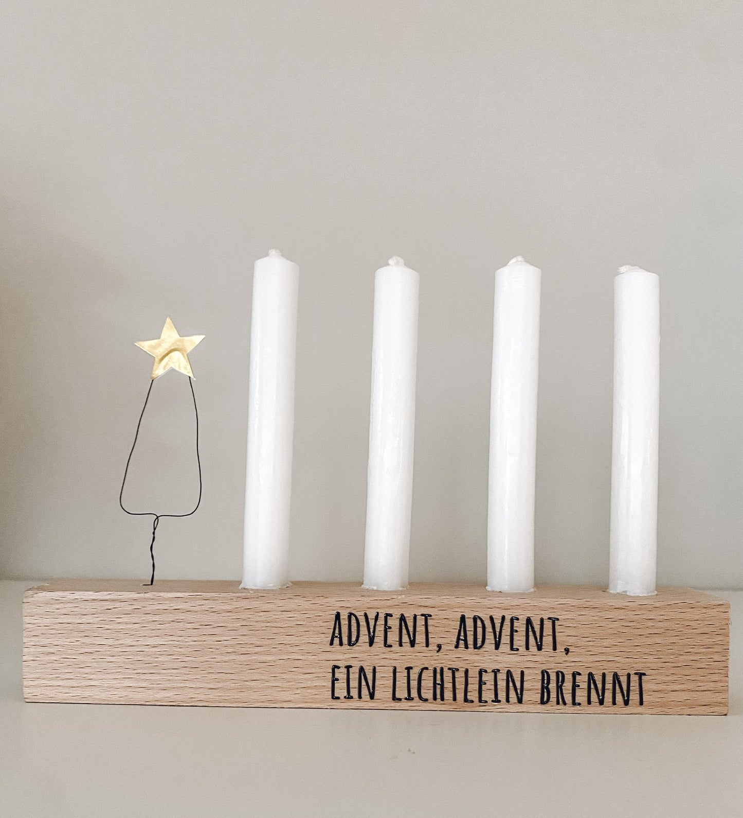 Rub On Aufkleber Advent Advent A6 Warum du unsere Rub-Ons lieben wirst:  ✔ Randloser Premium-Look   ✔ Besondere Haptik   ✔ Präzise Platzierung dank transparenter Trägerfolie  ✔ Wasser- und kratzfest // Hitze- und UV-beständig   ✔ Starke Haftung auf Glas, Keramik, Holz, Raysin u.v.m.  ✔ Langlebig und hochwertig verarbeitet  ✔ Auch gewerblich nutzbar – keine zusätzliche Lizenz nötig