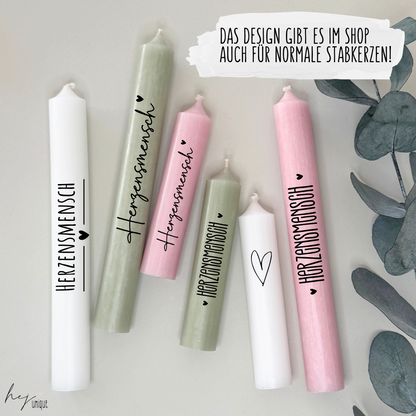 Kerzenfolie Herzensmensch kurze Kerzen Warum du unsere Kerzenfolie lieben wirst:  ✔ Edle Premium-Folie mit hochwertiger Optik  ✔ Speziell für Kerzen entwickelt   ✔ Aktivierung des Klebers ganz einfach mit Wasser   ✔ Wischfest und langlebig bei sorgfältiger Verarbeitung  ✔ Besonders elastisch – passt sich Kerzenoberfläche optimal an  ✔ Gewerblich nutzbar – keine zusätzliche Lizenz nötig