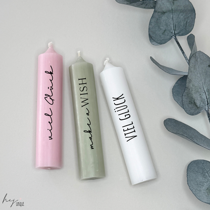 Kerzenfolie viel Glück kurze Kerzen Warum du unsere Kerzenfolie lieben wirst:  ✔ Edle Premium-Folie mit hochwertiger Optik  ✔ Speziell für Kerzen entwickelt   ✔ Aktivierung des Klebers ganz einfach mit Wasser   ✔ Wischfest und langlebig bei sorgfältiger Verarbeitung  ✔ Besonders elastisch – passt sich Kerzenoberfläche optimal an  ✔ Gewerblich nutzbar – keine zusätzliche Lizenz nötig