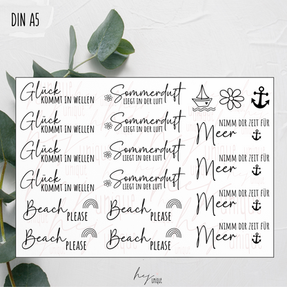 Kerzenfolie Maritim kurze Kerzen Warum du unsere Kerzenfolie lieben wirst:  ✔ Edle Premium-Folie mit hochwertiger Optik  ✔ Speziell für Kerzen entwickelt   ✔ Aktivierung des Klebers ganz einfach mit Wasser   ✔ Wischfest und langlebig bei sorgfältiger Verarbeitung  ✔ Besonders elastisch – passt sich Kerzenoberfläche optimal an  ✔ Gewerblich nutzbar – keine zusätzliche Lizenz nötig