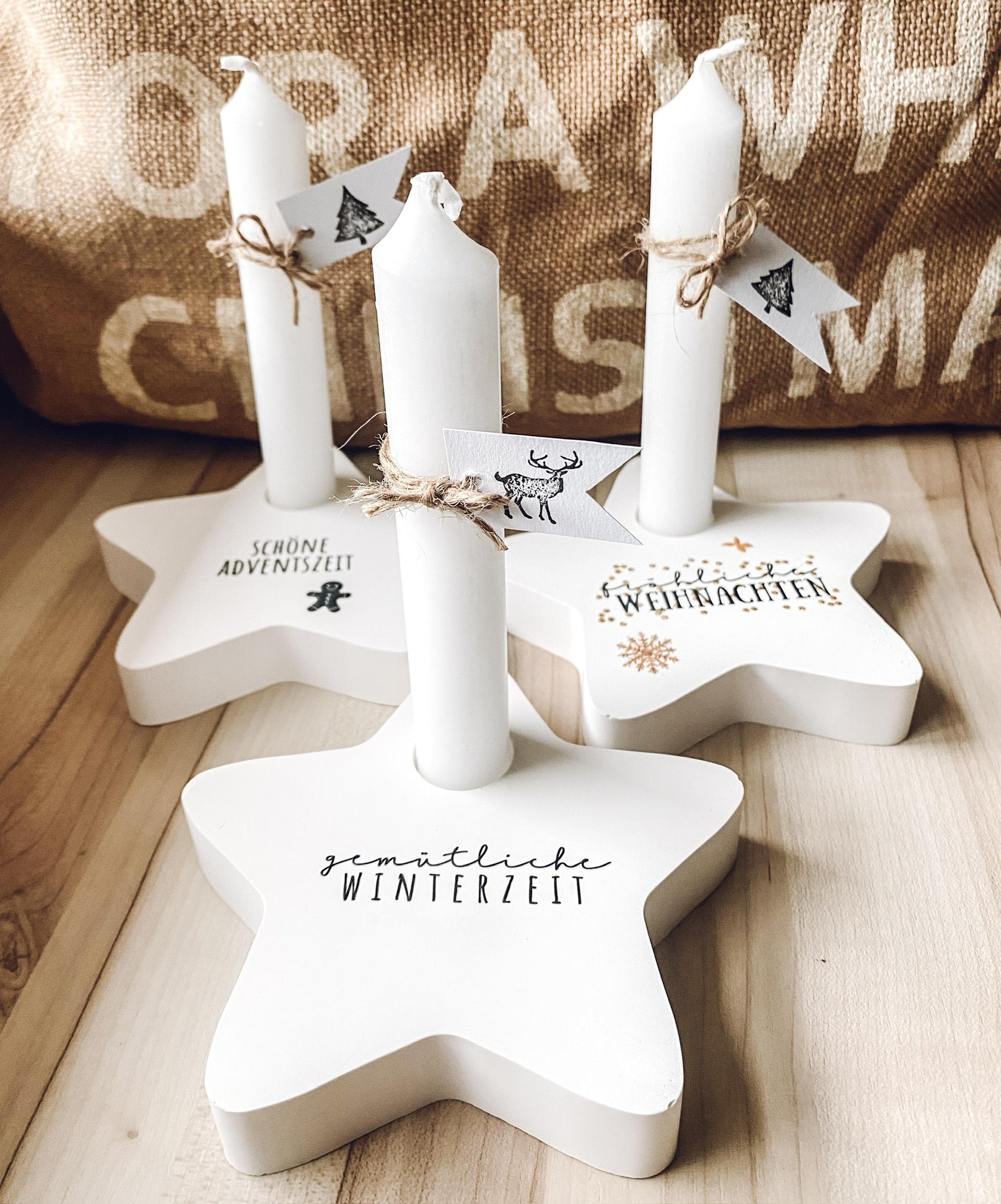 Rub On Aufkleber Skandi Christmas A5 Warum du unsere Rub-Ons lieben wirst:  ✔ Randloser Premium-Look   ✔ Besondere Haptik   ✔ Präzise Platzierung dank transparenter Trägerfolie  ✔ Wasser- und kratzfest // Hitze- und UV-beständig   ✔ Starke Haftung auf Glas, Keramik, Holz, Raysin u.v.m.  ✔ Langlebig und hochwertig verarbeitet  ✔ Auch gewerblich nutzbar – keine zusätzliche Lizenz nötig