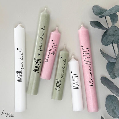 Kerzenfolie Auszeit Premium-Folie für DIY Kerzen Warum du unsere Kerzenfolie lieben wirst:  ✔ Edle Premium-Folie mit hochwertiger Optik  ✔ Speziell für Kerzen entwickelt   ✔ Aktivierung des Klebers ganz einfach mit Wasser   ✔ Wischfest und langlebig bei sorgfältiger Verarbeitung  ✔ Besonders elastisch – passt sich Kerzenoberfläche optimal an  ✔ Gewerblich nutzbar – keine zusätzliche Lizenz nötig