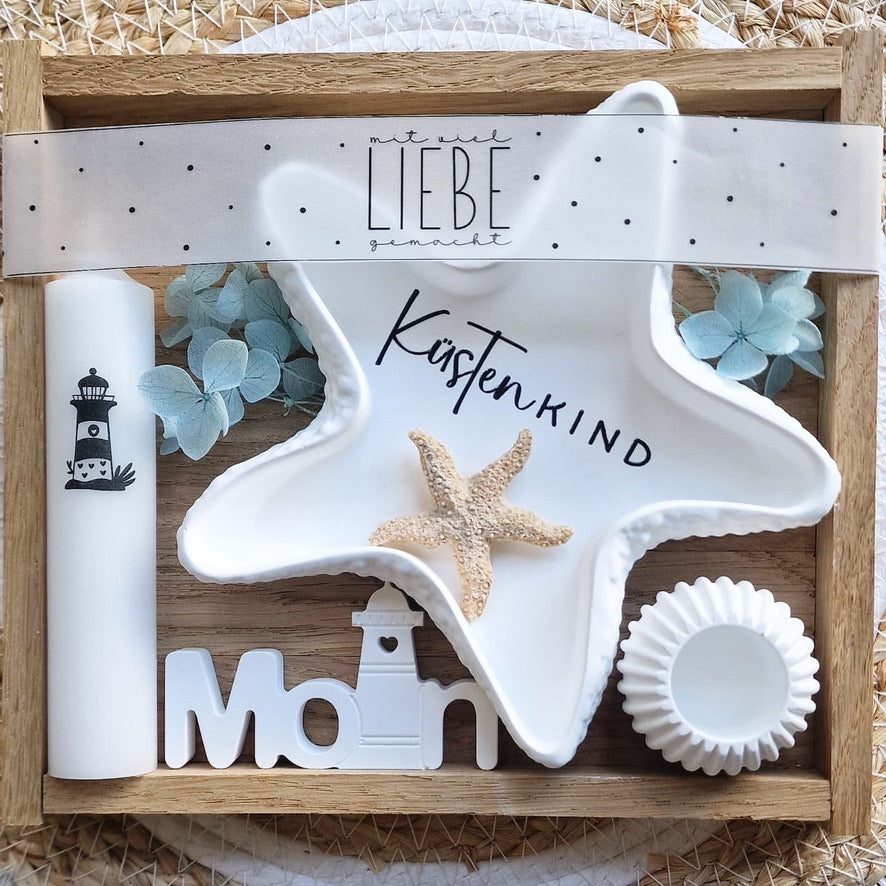 Kerzenfolie Heimathafen kurze Kerzen Warum du unsere Kerzenfolie lieben wirst:  ✔ Edle Premium-Folie mit hochwertiger Optik  ✔ Speziell für Kerzen entwickelt   ✔ Aktivierung des Klebers ganz einfach mit Wasser   ✔ Wischfest und langlebig bei sorgfältiger Verarbeitung  ✔ Besonders elastisch – passt sich Kerzenoberfläche optimal an  ✔ Gewerblich nutzbar – keine zusätzliche Lizenz nötig