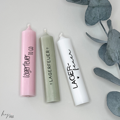 Kerzenfolie Lagerfeuer kurze Kerzen Warum du unsere Kerzenfolie lieben wirst:  ✔ Edle Premium-Folie mit hochwertiger Optik  ✔ Speziell für Kerzen entwickelt   ✔ Aktivierung des Klebers ganz einfach mit Wasser   ✔ Wischfest und langlebig bei sorgfältiger Verarbeitung  ✔ Besonders elastisch – passt sich Kerzenoberfläche optimal an  ✔ Gewerblich nutzbar – keine zusätzliche Lizenz nötig