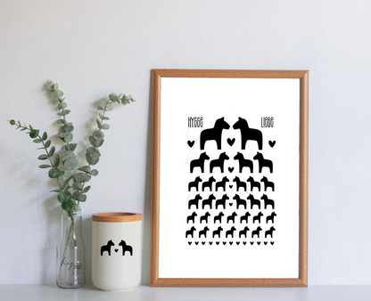 Rub On Aufkleber Dala-Pferde A6 Warum du unsere Rub-Ons lieben wirst:  ✔ Randloser Premium-Look   ✔ Besondere Haptik   ✔ Präzise Platzierung dank transparenter Trägerfolie  ✔ Wasser- und kratzfest // Hitze- und UV-beständig   ✔ Starke Haftung auf Glas, Keramik, Holz, Raysin u.v.m.  ✔ Langlebig und hochwertig verarbeitet  ✔ Auch gewerblich nutzbar – keine zusätzliche Lizenz nötig