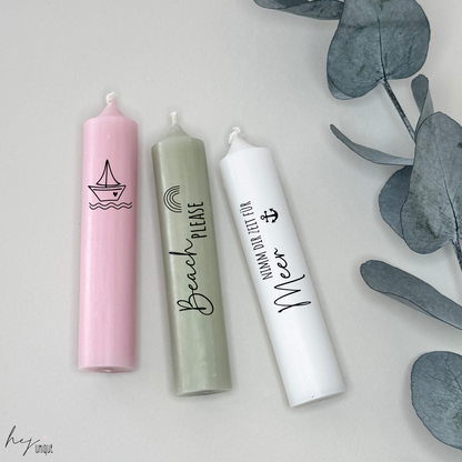 Kerzenfolie Maritim kurze Kerzen Warum du unsere Kerzenfolie lieben wirst:  ✔ Edle Premium-Folie mit hochwertiger Optik  ✔ Speziell für Kerzen entwickelt   ✔ Aktivierung des Klebers ganz einfach mit Wasser   ✔ Wischfest und langlebig bei sorgfältiger Verarbeitung  ✔ Besonders elastisch – passt sich Kerzenoberfläche optimal an  ✔ Gewerblich nutzbar – keine zusätzliche Lizenz nötig