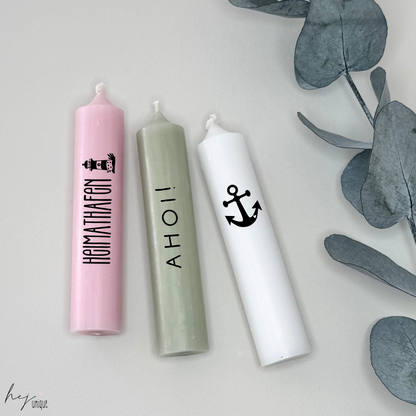 Kerzenfolie Heimathafen kurze Kerzen Warum du unsere Kerzenfolie lieben wirst:  ✔ Edle Premium-Folie mit hochwertiger Optik  ✔ Speziell für Kerzen entwickelt   ✔ Aktivierung des Klebers ganz einfach mit Wasser   ✔ Wischfest und langlebig bei sorgfältiger Verarbeitung  ✔ Besonders elastisch – passt sich Kerzenoberfläche optimal an  ✔ Gewerblich nutzbar – keine zusätzliche Lizenz nötig