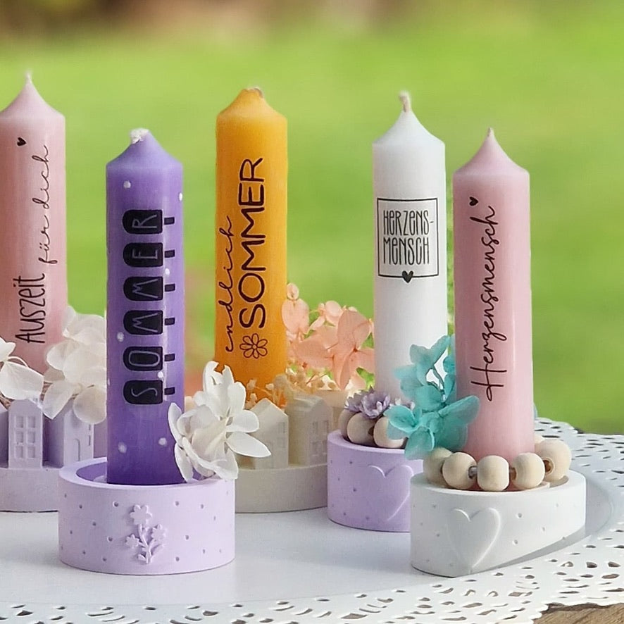 Kerzenfolie Sommer kurze Kerzen Warum du unsere Kerzenfolie lieben wirst:  ✔ Edle Premium-Folie mit hochwertiger Optik  ✔ Speziell für Kerzen entwickelt   ✔ Aktivierung des Klebers ganz einfach mit Wasser   ✔ Wischfest und langlebig bei sorgfältiger Verarbeitung  ✔ Besonders elastisch – passt sich Kerzenoberfläche optimal an  ✔ Gewerblich nutzbar – keine zusätzliche Lizenz nötig