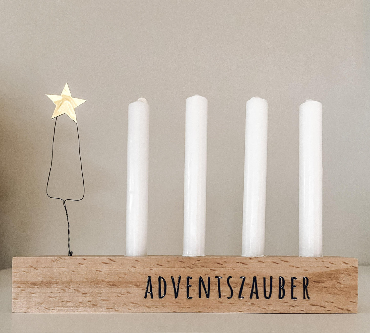 Rub On Aufkleber Advent Advent A6 Warum du unsere Rub-Ons lieben wirst:  ✔ Randloser Premium-Look   ✔ Besondere Haptik   ✔ Präzise Platzierung dank transparenter Trägerfolie  ✔ Wasser- und kratzfest // Hitze- und UV-beständig   ✔ Starke Haftung auf Glas, Keramik, Holz, Raysin u.v.m.  ✔ Langlebig und hochwertig verarbeitet  ✔ Auch gewerblich nutzbar – keine zusätzliche Lizenz nötig