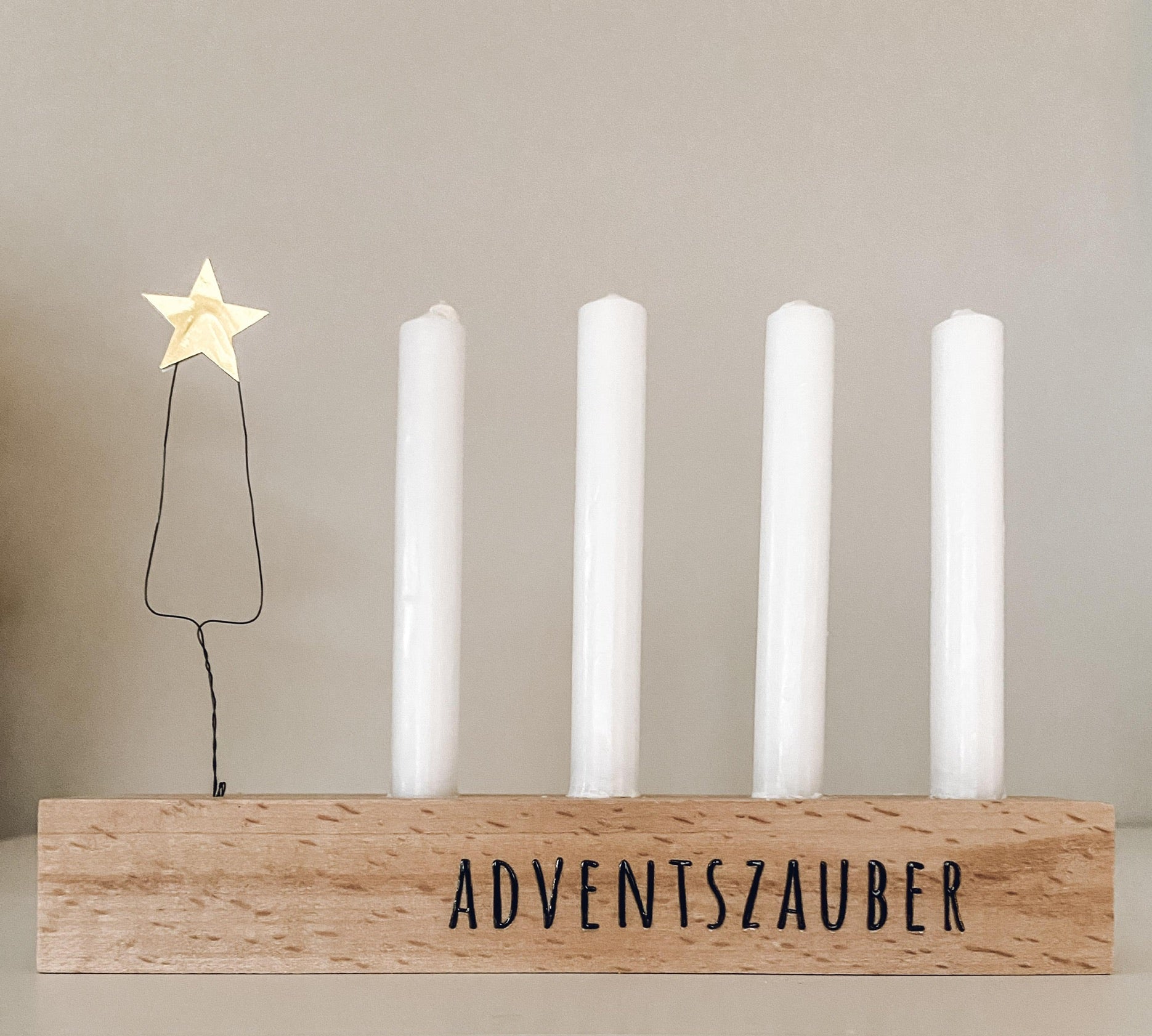 Rub On Aufkleber Advent Advent A6 Warum du unsere Rub-Ons lieben wirst:  ✔ Randloser Premium-Look   ✔ Besondere Haptik   ✔ Präzise Platzierung dank transparenter Trägerfolie  ✔ Wasser- und kratzfest // Hitze- und UV-beständig   ✔ Starke Haftung auf Glas, Keramik, Holz, Raysin u.v.m.  ✔ Langlebig und hochwertig verarbeitet  ✔ Auch gewerblich nutzbar – keine zusätzliche Lizenz nötig