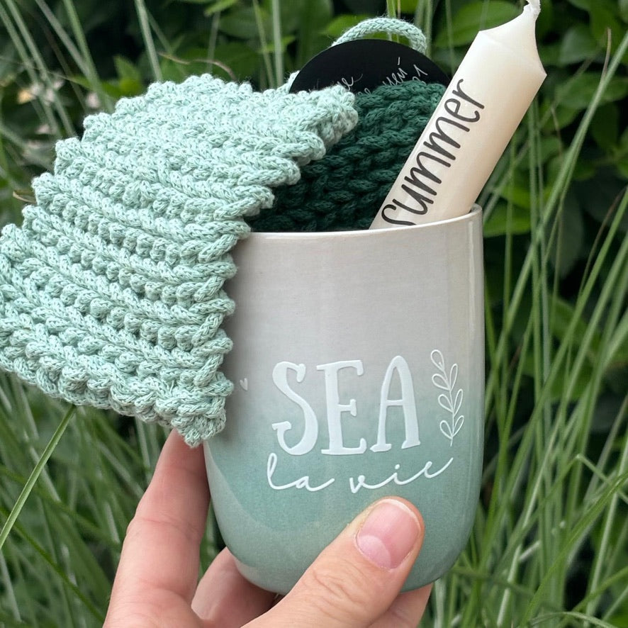 Kerzenfolie Sommer kurze Kerzen Warum du unsere Kerzenfolie lieben wirst:  ✔ Edle Premium-Folie mit hochwertiger Optik  ✔ Speziell für Kerzen entwickelt   ✔ Aktivierung des Klebers ganz einfach mit Wasser   ✔ Wischfest und langlebig bei sorgfältiger Verarbeitung  ✔ Besonders elastisch – passt sich Kerzenoberfläche optimal an  ✔ Gewerblich nutzbar – keine zusätzliche Lizenz nötig