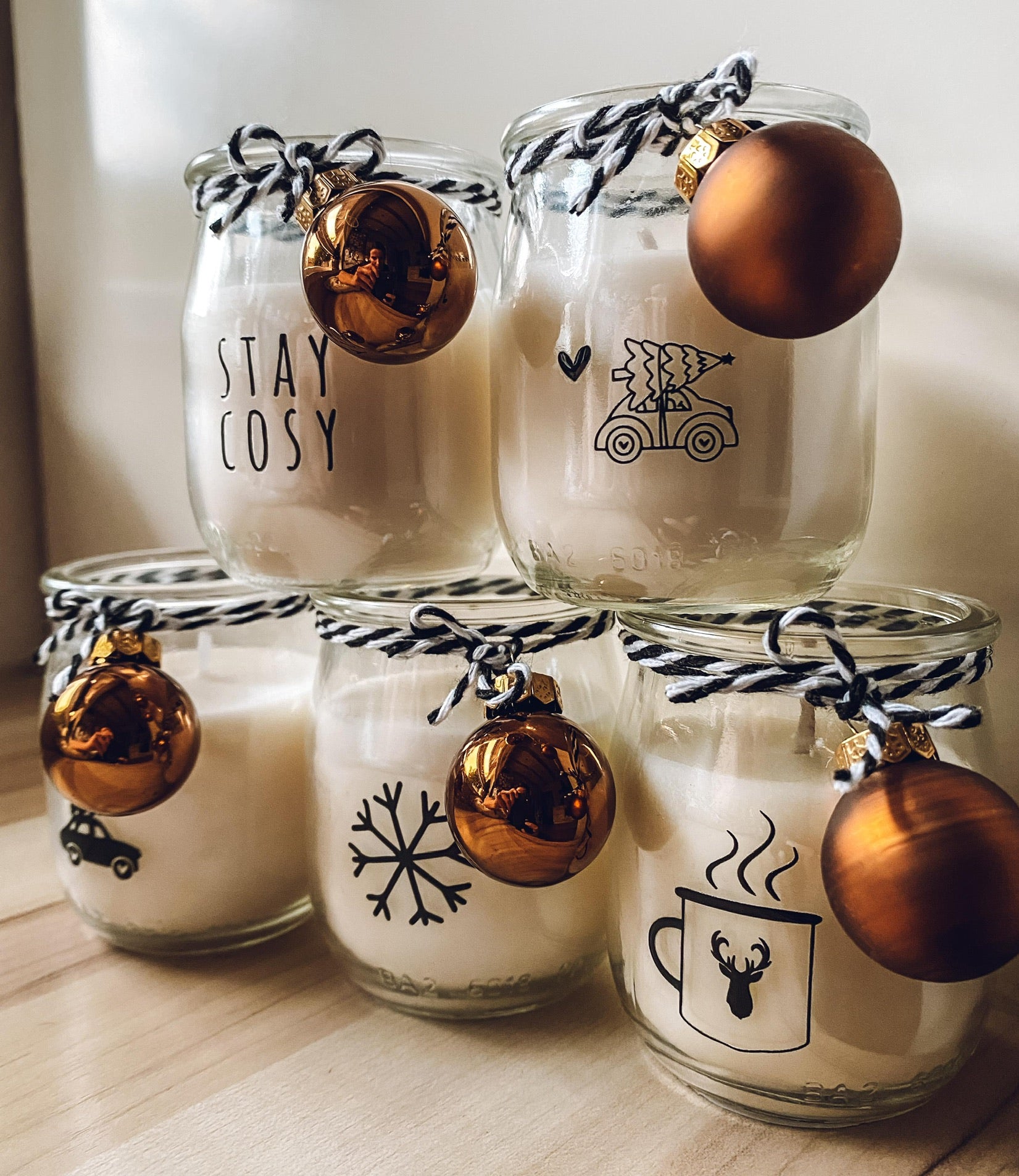 Rub On Aufkleber Skandi Christmas A5 Warum du unsere Rub-Ons lieben wirst:  ✔ Randloser Premium-Look   ✔ Besondere Haptik   ✔ Präzise Platzierung dank transparenter Trägerfolie  ✔ Wasser- und kratzfest // Hitze- und UV-beständig   ✔ Starke Haftung auf Glas, Keramik, Holz, Raysin u.v.m.  ✔ Langlebig und hochwertig verarbeitet  ✔ Auch gewerblich nutzbar – keine zusätzliche Lizenz nötig