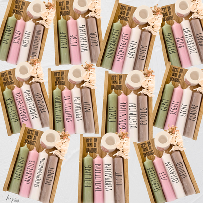 Kerzenfolie Nimm Dir was du brauchst ALLE Varianten Warum du unsere Kerzenfolie lieben wirst:  ✔ Edle Premium-Folie mit hochwertiger Optik  ✔ Speziell für Kerzen entwickelt   ✔ Aktivierung des Klebers ganz einfach mit Wasser   ✔ Wischfest und langlebig bei sorgfältiger Verarbeitung  ✔ Besonders elastisch – passt sich Kerzenoberfläche optimal an  ✔ Gewerblich nutzbar – keine zusätzliche Lizenz nötig