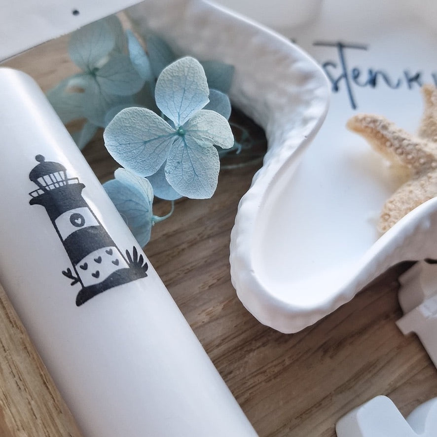 Kerzenfolie Heimathafen kurze Kerzen Warum du unsere Kerzenfolie lieben wirst:  ✔ Edle Premium-Folie mit hochwertiger Optik  ✔ Speziell für Kerzen entwickelt   ✔ Aktivierung des Klebers ganz einfach mit Wasser   ✔ Wischfest und langlebig bei sorgfältiger Verarbeitung  ✔ Besonders elastisch – passt sich Kerzenoberfläche optimal an  ✔ Gewerblich nutzbar – keine zusätzliche Lizenz nötig