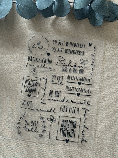 Rub On Aufkleber Herzensmensch A5 Warum du unsere Rub-Ons lieben wirst:  ✔ Randloser Premium-Look   ✔ Besondere Haptik   ✔ Präzise Platzierung dank transparenter Trägerfolie  ✔ Wasser- und kratzfest // Hitze- und UV-beständig   ✔ Starke Haftung auf Glas, Keramik, Holz, Raysin u.v.m.  ✔ Langlebig und hochwertig verarbeitet  ✔ Auch gewerblich nutzbar – keine zusätzliche Lizenz nötig