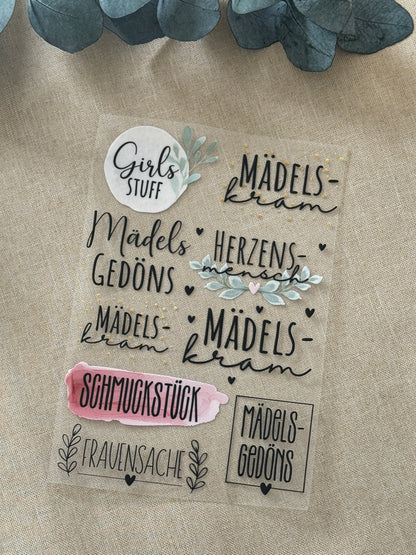 Rub On Aufkleber Mädelskram A5 Warum du unsere Rub-Ons lieben wirst:  ✔ Randloser Premium-Look   ✔ Besondere Haptik   ✔ Präzise Platzierung dank transparenter Trägerfolie  ✔ Wasser- und kratzfest // Hitze- und UV-beständig   ✔ Starke Haftung auf Glas, Keramik, Holz, Raysin u.v.m.  ✔ Langlebig und hochwertig verarbeitet  ✔ Auch gewerblich nutzbar – keine zusätzliche Lizenz nötig