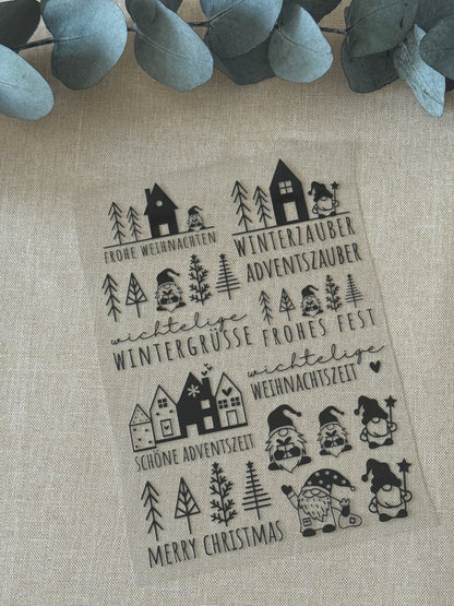 Rub On Aufkleber Wichtel-Liebe A5 Warum du unsere Rub-Ons lieben wirst:  ✔ Randloser Premium-Look   ✔ Besondere Haptik   ✔ Präzise Platzierung dank transparenter Trägerfolie  ✔ Wasser- und kratzfest // Hitze- und UV-beständig   ✔ Starke Haftung auf Glas, Keramik, Holz, Raysin u.v.m.  ✔ Langlebig und hochwertig verarbeitet  ✔ Auch gewerblich nutzbar – keine zusätzliche Lizenz nötig