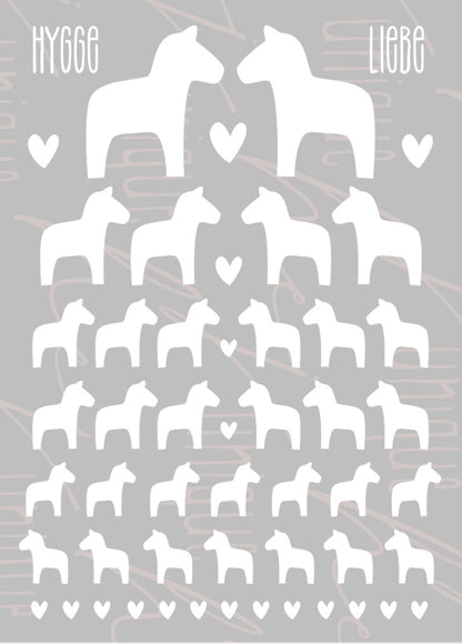 Rub On Aufkleber Dala-Pferde weiss A6 Warum du unsere Rub-Ons lieben wirst:  ✔ Randloser Premium-Look   ✔ Besondere Haptik   ✔ Präzise Platzierung dank transparenter Trägerfolie  ✔ Wasser- und kratzfest // Hitze- und UV-beständig   ✔ Starke Haftung auf Glas, Keramik, Holz, Raysin u.v.m.  ✔ Langlebig und hochwertig verarbeitet  ✔ Auch gewerblich nutzbar – keine zusätzliche Lizenz nötig