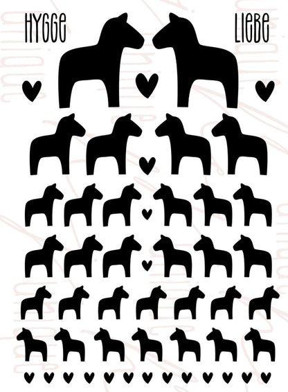 Rub On Aufkleber Dala-Pferde A6 Warum du unsere Rub-Ons lieben wirst:  ✔ Randloser Premium-Look   ✔ Besondere Haptik   ✔ Präzise Platzierung dank transparenter Trägerfolie  ✔ Wasser- und kratzfest // Hitze- und UV-beständig   ✔ Starke Haftung auf Glas, Keramik, Holz, Raysin u.v.m.  ✔ Langlebig und hochwertig verarbeitet  ✔ Auch gewerblich nutzbar – keine zusätzliche Lizenz nötig