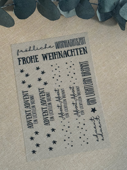 Rub On Aufkleber Schriftzüge Klötzchen XMas A5 Warum du unsere Rub-Ons lieben wirst:  ✔ Randloser Premium-Look   ✔ Besondere Haptik   ✔ Präzise Platzierung dank transparenter Trägerfolie  ✔ Wasser- und kratzfest // Hitze- und UV-beständig   ✔ Starke Haftung auf Glas, Keramik, Holz, Raysin u.v.m.  ✔ Langlebig und hochwertig verarbeitet  ✔ Auch gewerblich nutzbar – keine zusätzliche Lizenz nötig