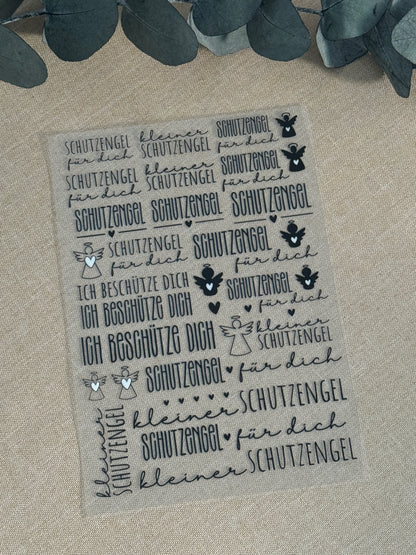Rub On Aufkleber Schutzengel A5 Warum du unsere Rub-Ons lieben wirst:  ✔ Randloser Premium-Look   ✔ Besondere Haptik   ✔ Präzise Platzierung dank transparenter Trägerfolie  ✔ Wasser- und kratzfest // Hitze- und UV-beständig   ✔ Starke Haftung auf Glas, Keramik, Holz, Raysin u.v.m.  ✔ Langlebig und hochwertig verarbeitet  ✔ Auch gewerblich nutzbar – keine zusätzliche Lizenz nötig