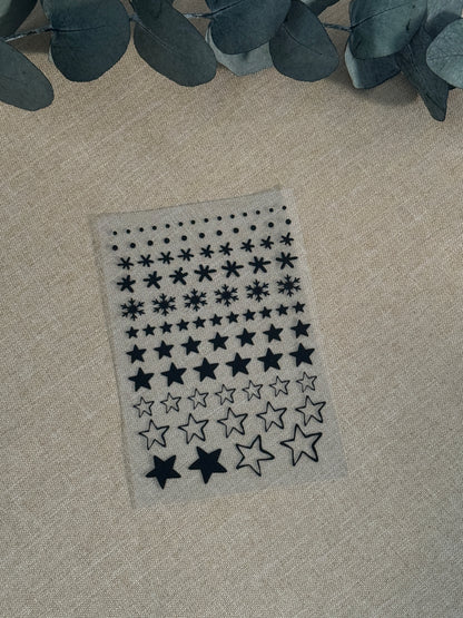 Rub On Aufkleber Sterne A6 Warum du unsere Rub-Ons lieben wirst:  ✔ Randloser Premium-Look   ✔ Besondere Haptik   ✔ Präzise Platzierung dank transparenter Trägerfolie  ✔ Wasser- und kratzfest // Hitze- und UV-beständig   ✔ Starke Haftung auf Glas, Keramik, Holz, Raysin u.v.m.  ✔ Langlebig und hochwertig verarbeitet  ✔ Auch gewerblich nutzbar – keine zusätzliche Lizenz nötig