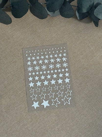 Rub On Aufkleber Sterne weiss A6 Warum du unsere Rub-Ons lieben wirst:  ✔ Randloser Premium-Look   ✔ Besondere Haptik   ✔ Präzise Platzierung dank transparenter Trägerfolie  ✔ Wasser- und kratzfest // Hitze- und UV-beständig   ✔ Starke Haftung auf Glas, Keramik, Holz, Raysin u.v.m.  ✔ Langlebig und hochwertig verarbeitet  ✔ Auch gewerblich nutzbar – keine zusätzliche Lizenz nötig
